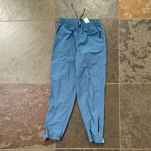 Patagonia Kids Blue ltwt jogger, two side pockets, elastic waist, ankle zips